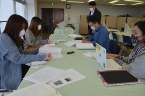 天領の里にて聞き取り調査を行う　観光経営学学部の学生（左）